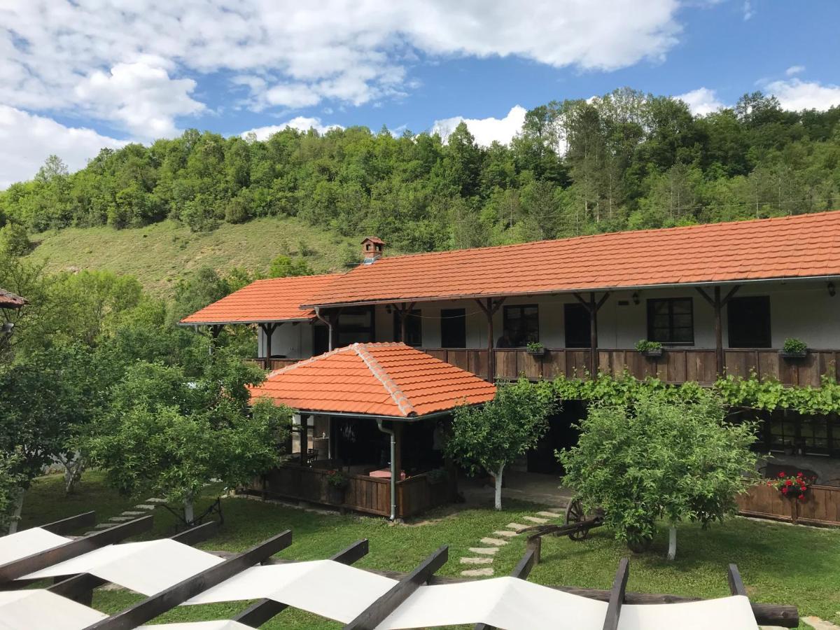 Konak Tosa Poganovo Luaran gambar