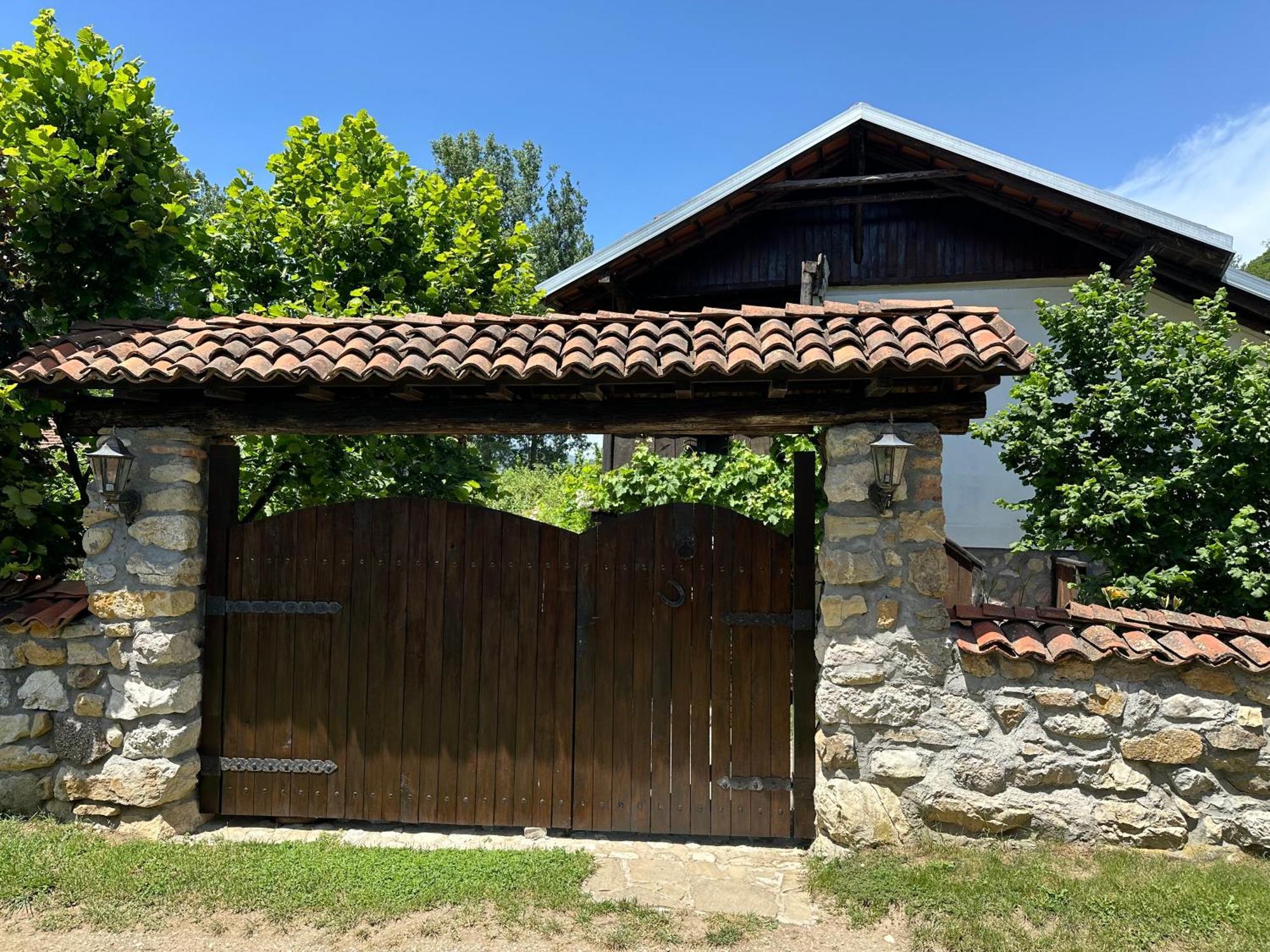 Konak Tosa Poganovo Luaran gambar