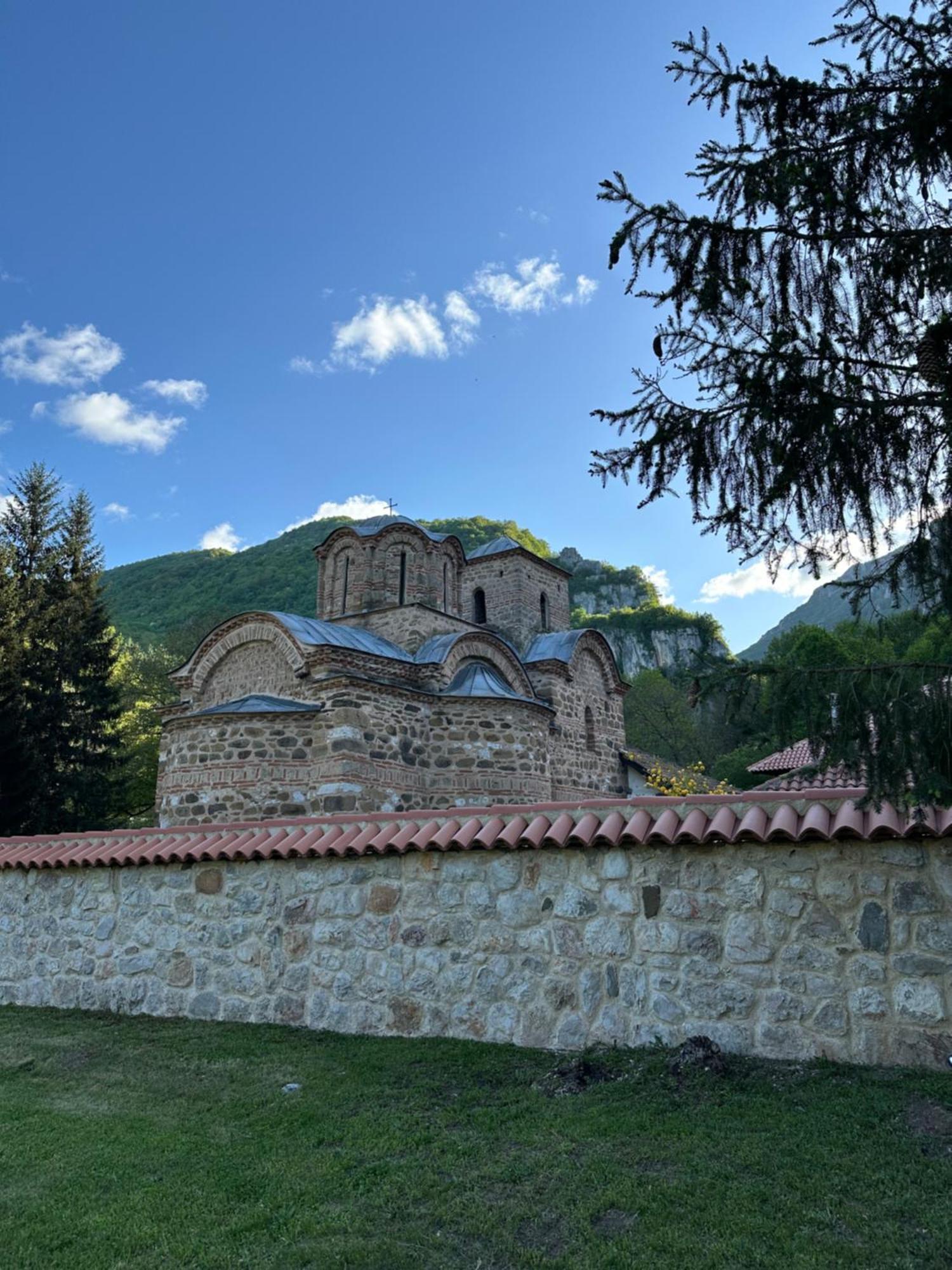 Konak Tosa Poganovo Luaran gambar