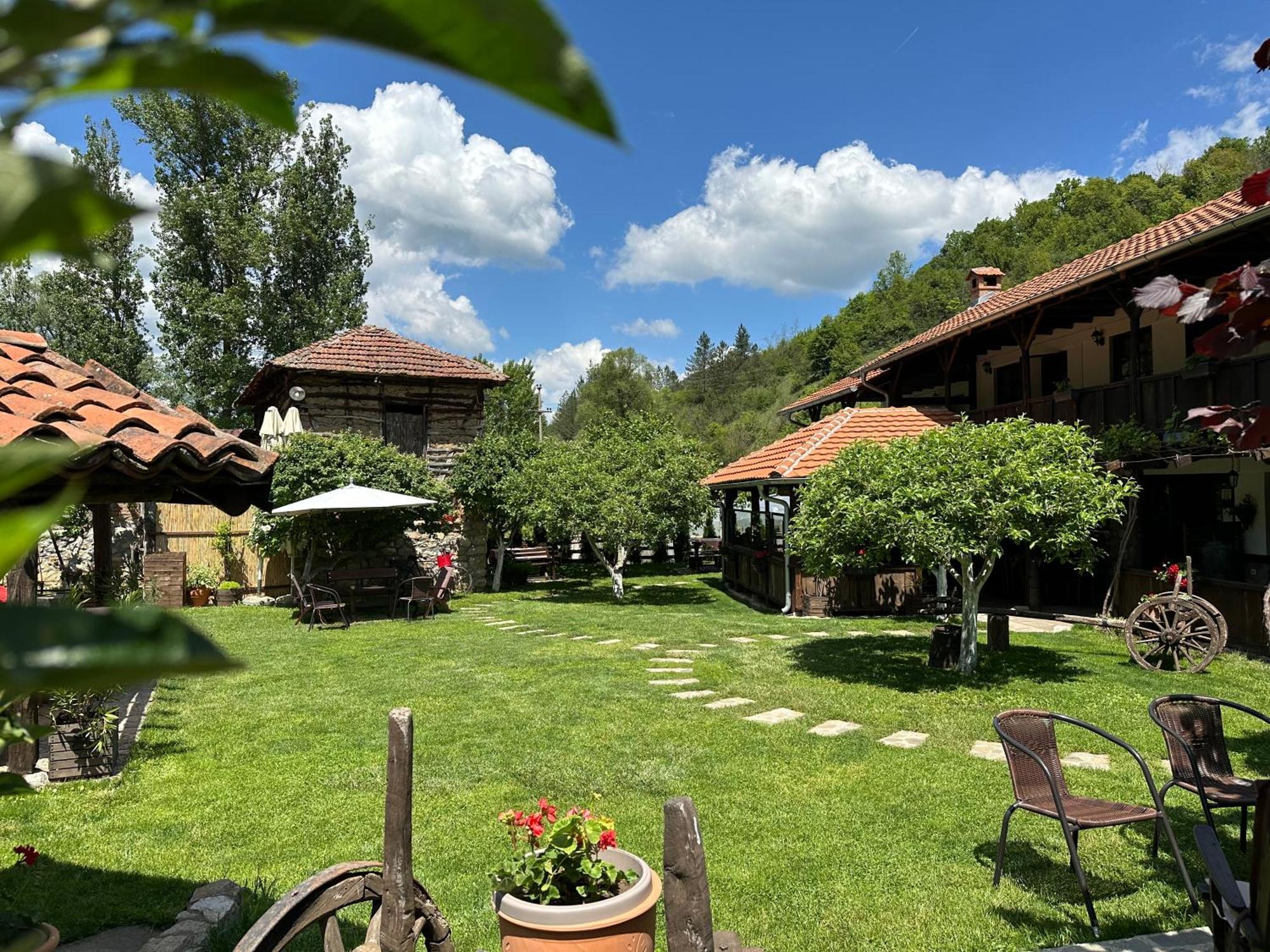 Konak Tosa Poganovo Luaran gambar