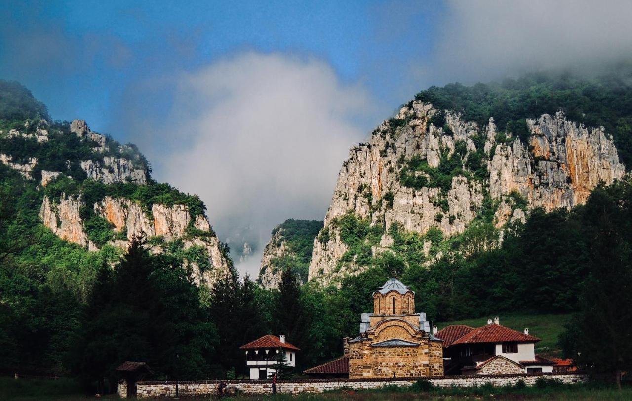 Konak Tosa Poganovo Luaran gambar